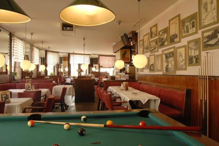 Biliár nebo kulečník v ubytování Madar Café Central Melk