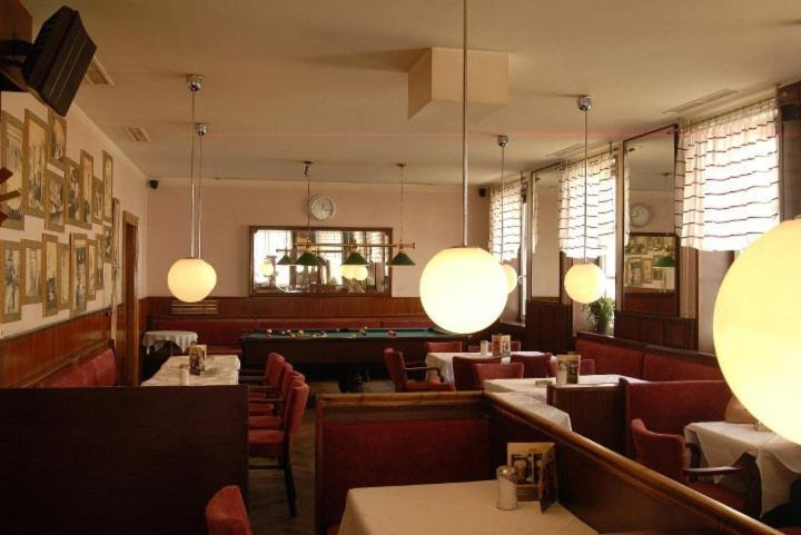 Posezení v ubytování Madar Café Central Melk