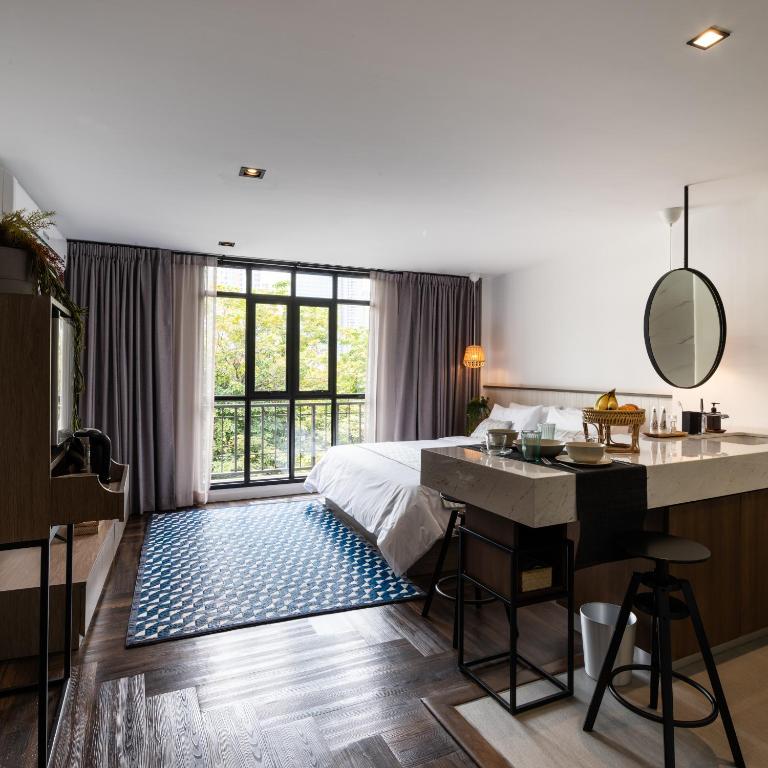 Warm Window Silom - Deluxe King Room