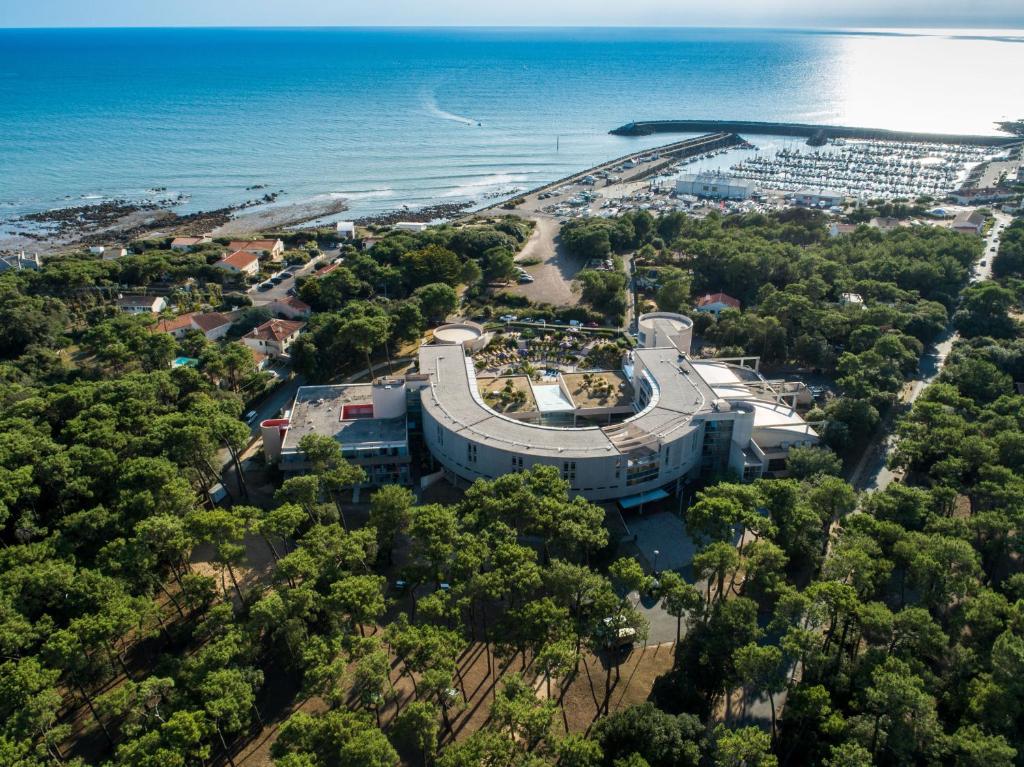 - une vue aérienne sur un bâtiment à côté de l'océan dans l'établissement Club Vacances Bleues Les Jardins De l'Atlantique, à Talmont-Saint-Hilaire