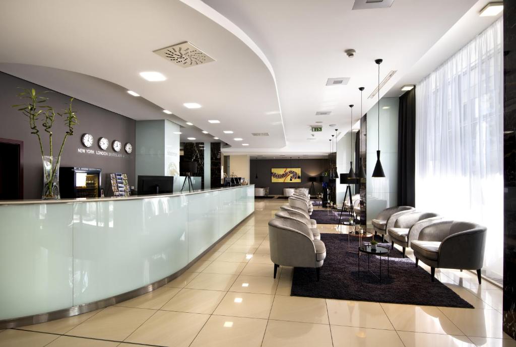 eine Lobby mit einem Wartebereich mit Ledersesseln in der Unterkunft Hotel Tatra in Bratislava