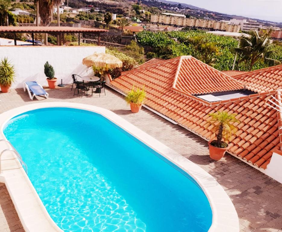 a swimming pool on top of a house at Casa Óscar in Los Llanos de Aridane
