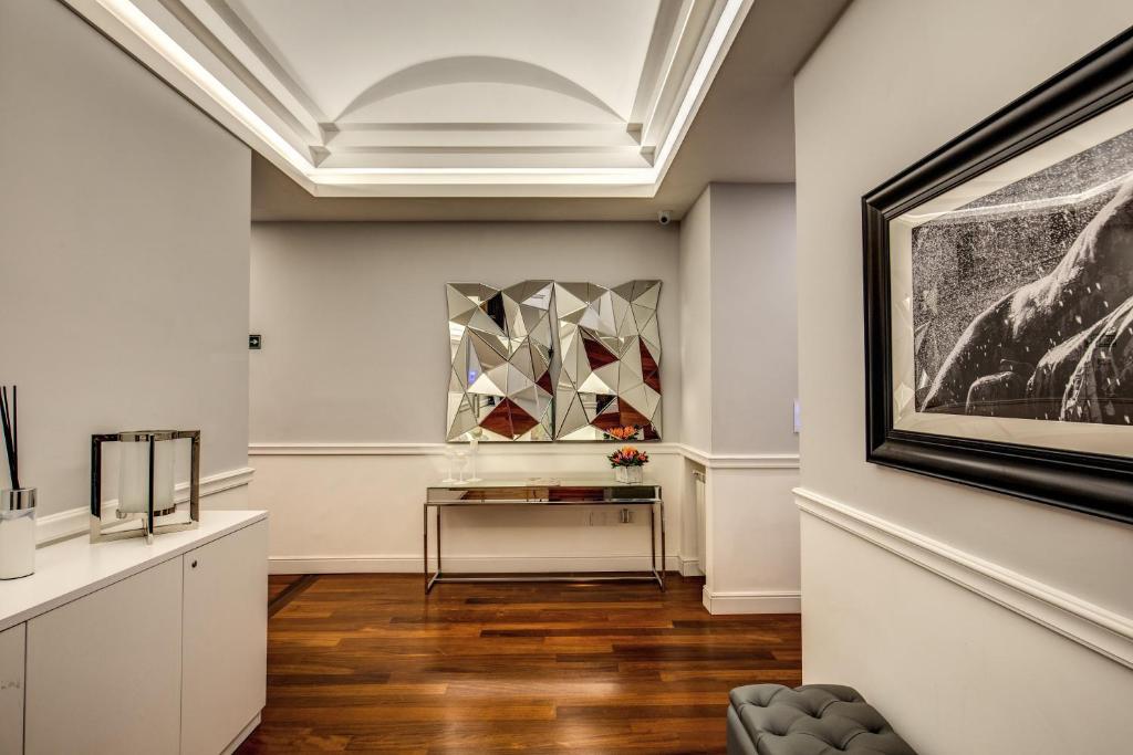 una stanza con un dipinto sul muro e un tavolo di La Foresteria Luxury Suites a Roma
