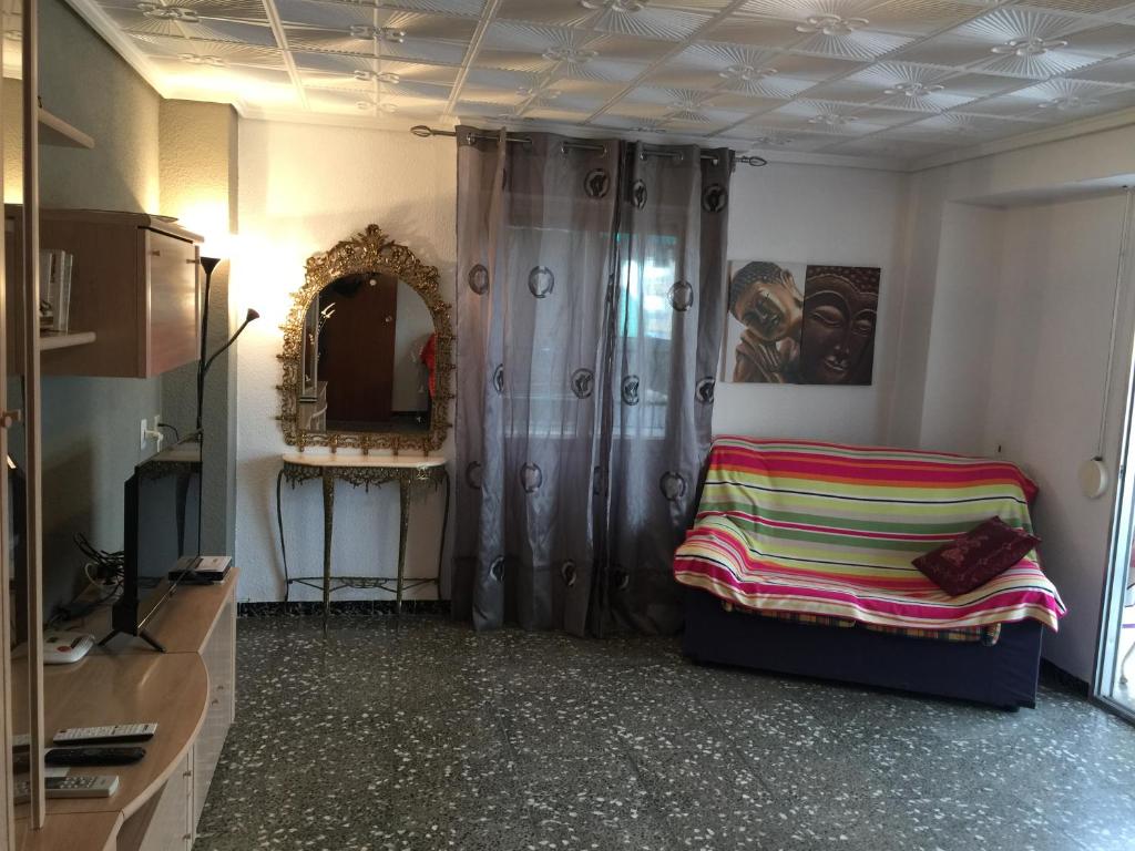 サンタ・ポラにあるSPLENDIDE F4 ALICANTE Santa Polaのベッド、ドレッサー、鏡が備わる客室です。