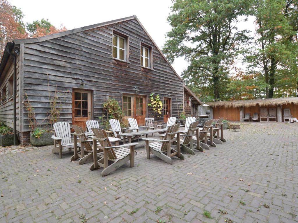 een groep stoelen en een picknicktafel voor een gebouw bij Holiday Home in Wellerlooi with Private Garden in Wellerlooi