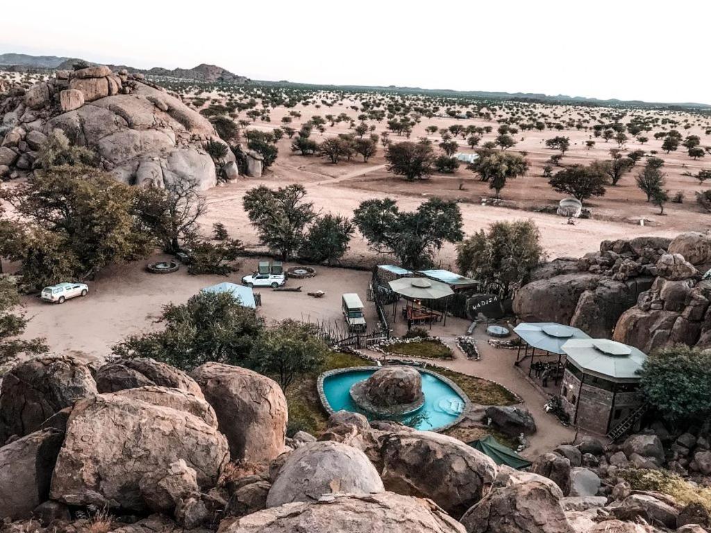 einen Luftblick auf einen Campingplatz mit Felsen in der Unterkunft Madisa Camp in Kalkbron