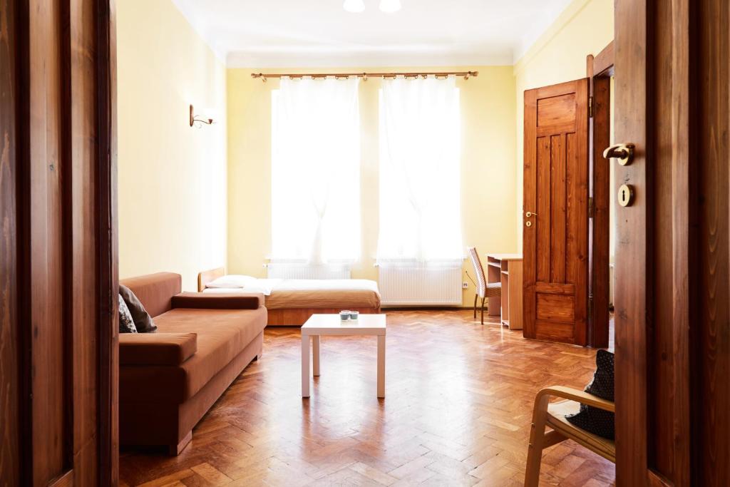 ein Wohnzimmer mit einem Sofa und einem Tisch in der Unterkunft 3 bedroom apartment Kołłątaja Street in Krakau