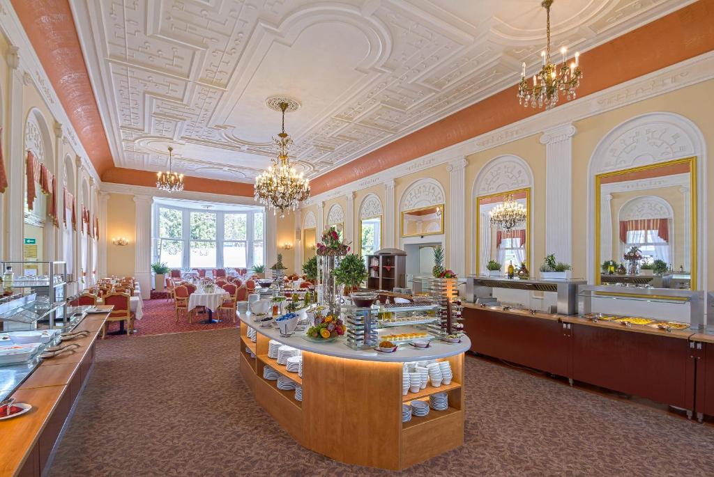 a restaurant with a buffet in a large room at Spa Resort PAWLIK-AQUAFORUM in Františkovy Lázně