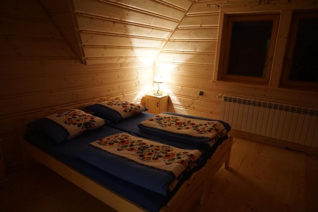 Posteľ alebo postele v izbe v ubytovaní Dom z widokiem na Wierchy - panorama na Tatry - Traditional folk house