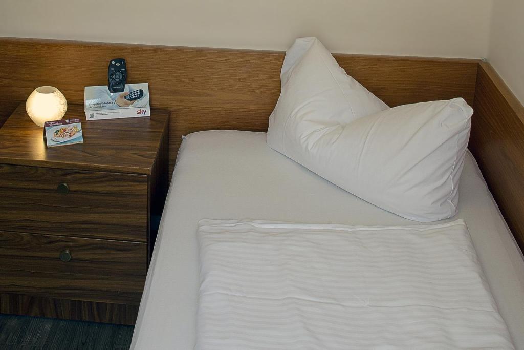 Postel nebo postele na pokoji v ubytování Hotel & Apartment Am Theaterplatz