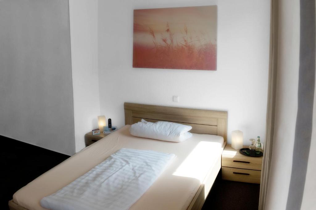 Postel nebo postele na pokoji v ubytování Hotel & Apartment Am Theaterplatz