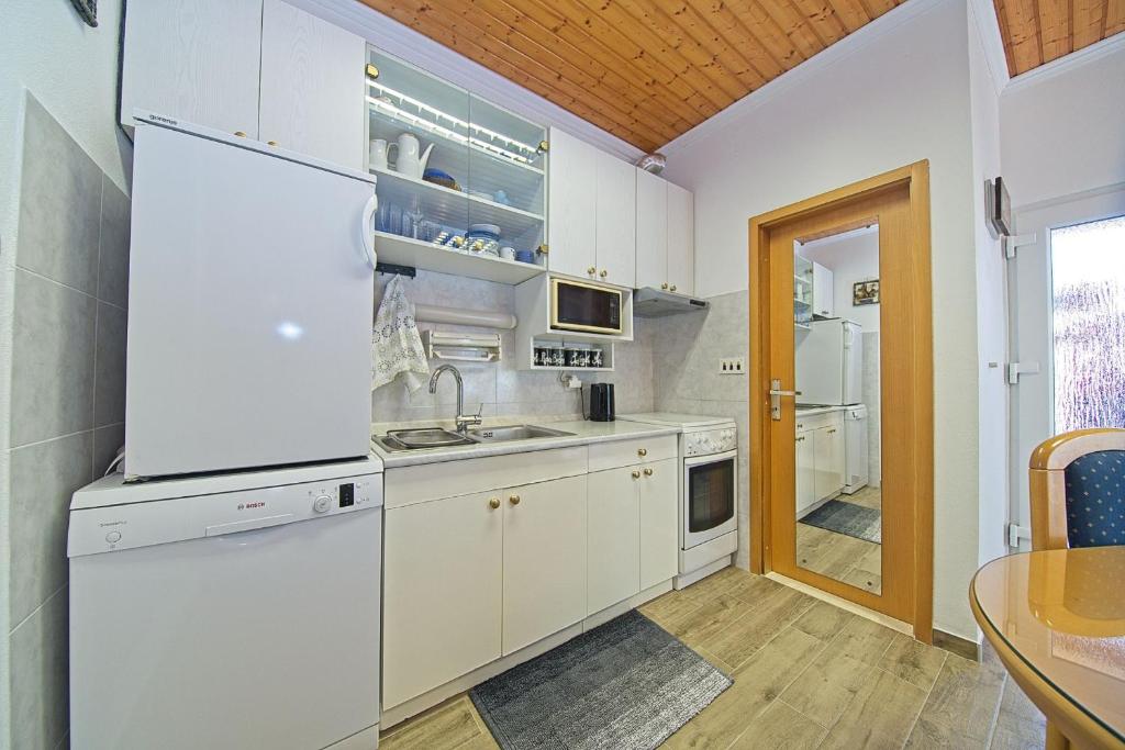 Kuchyň nebo kuchyňský kout v ubytování Lovely apartment Silvana