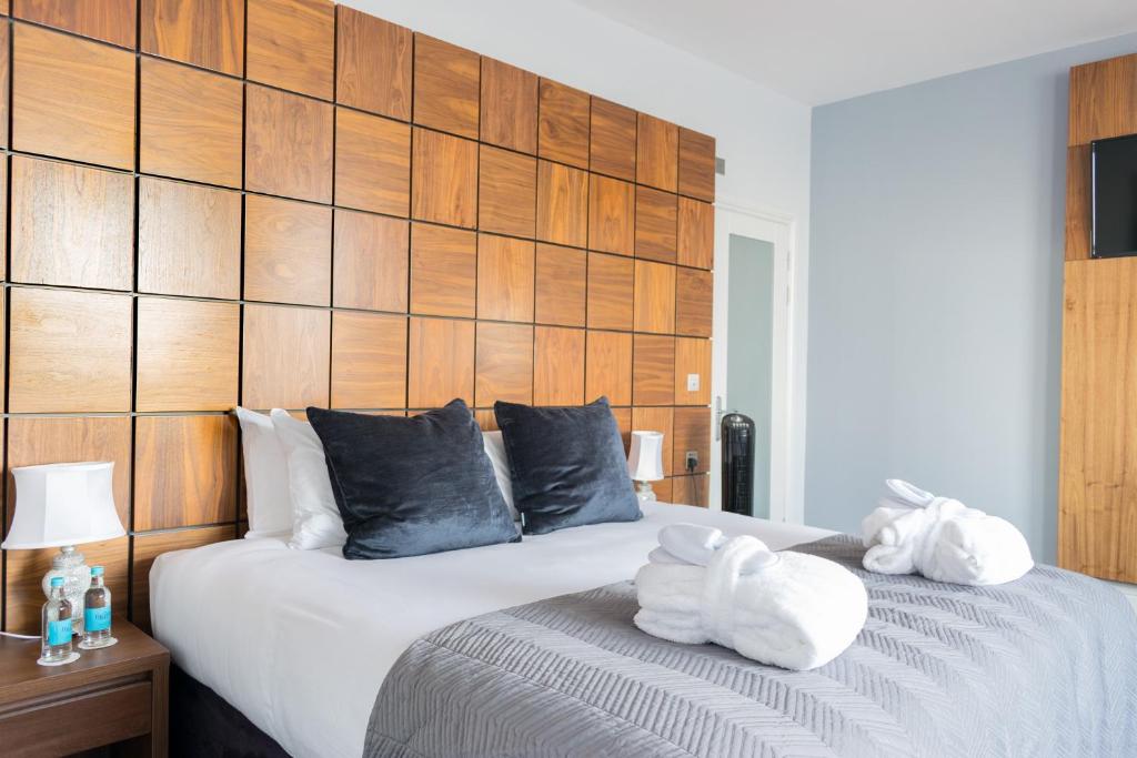 um quarto com uma cama com toalhas em View Hotel Folkestone em Folkestone