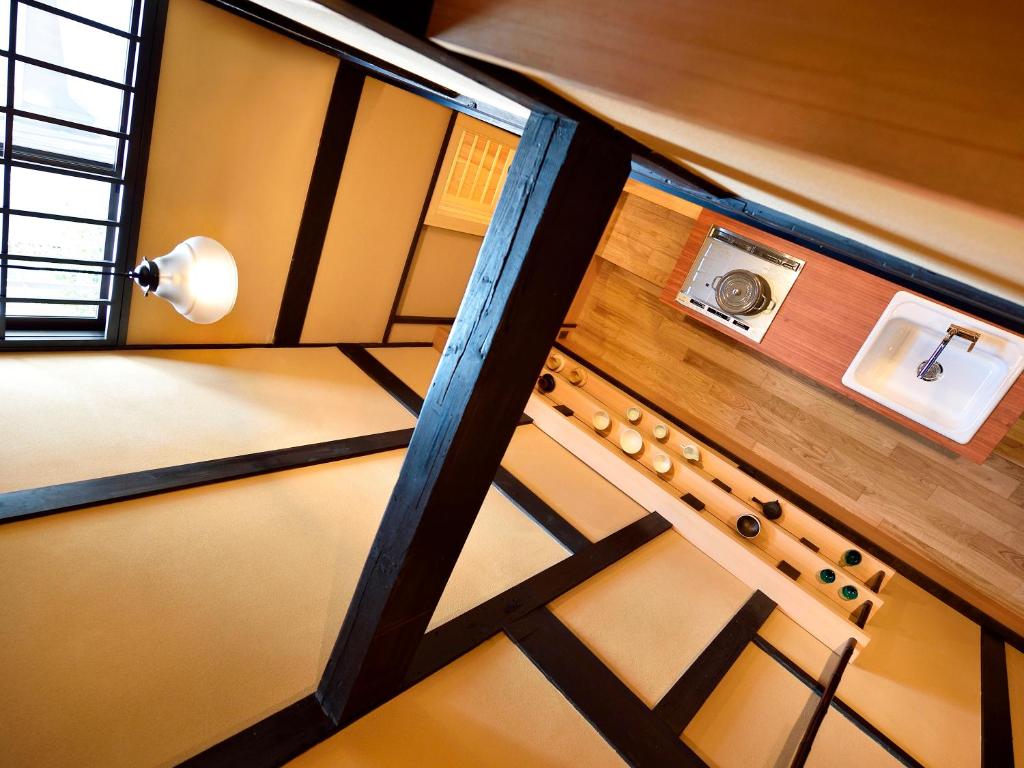 - une salle de bains avec toilettes dans la chambre dans l'établissement Kyo no Ondokoro Gokomachi Ebisugawa #3, à Kyoto