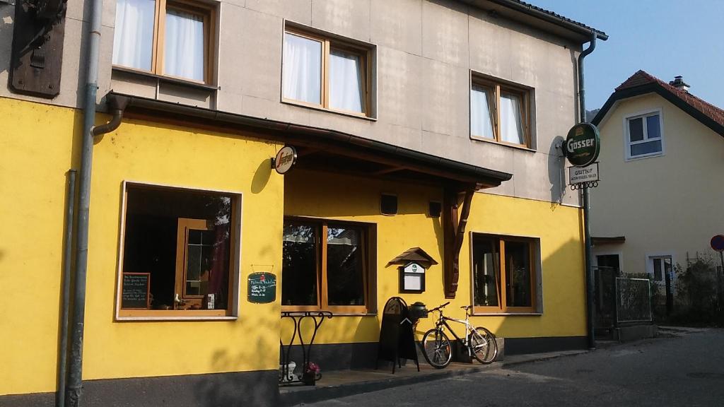 Budova, kde se penzion – hostinec nachází