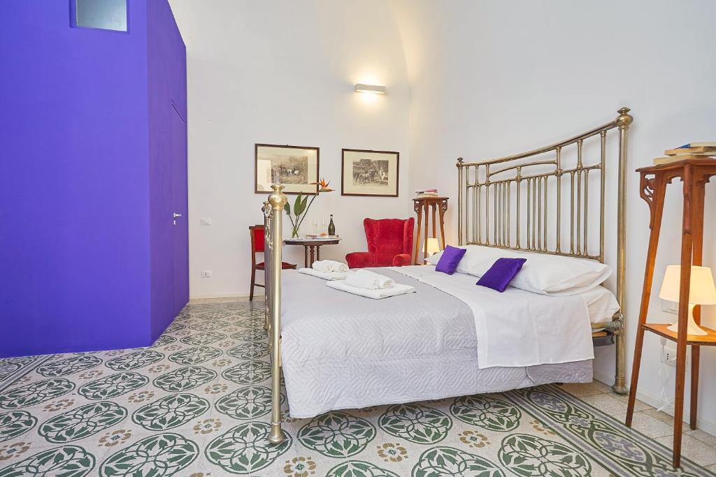 a bedroom with a bed and a table and chairs at B&B DEL CORSO in Alcamo