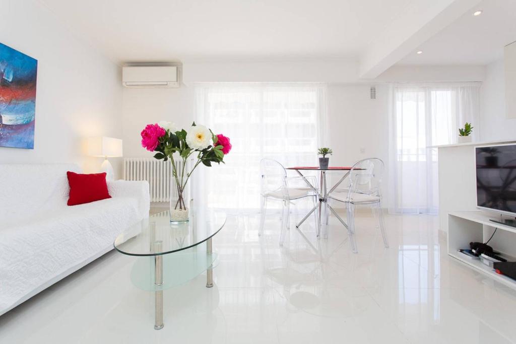 - un salon blanc avec un canapé blanc et une table en verre dans l'établissement MARRIOTT/ CROISETTE - LUXE 1 BED, à Cannes