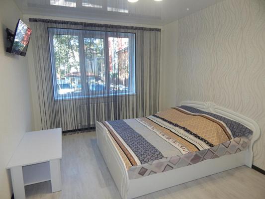 una piccola camera con letto e finestra di Ukrainska Apartment a Irpin'