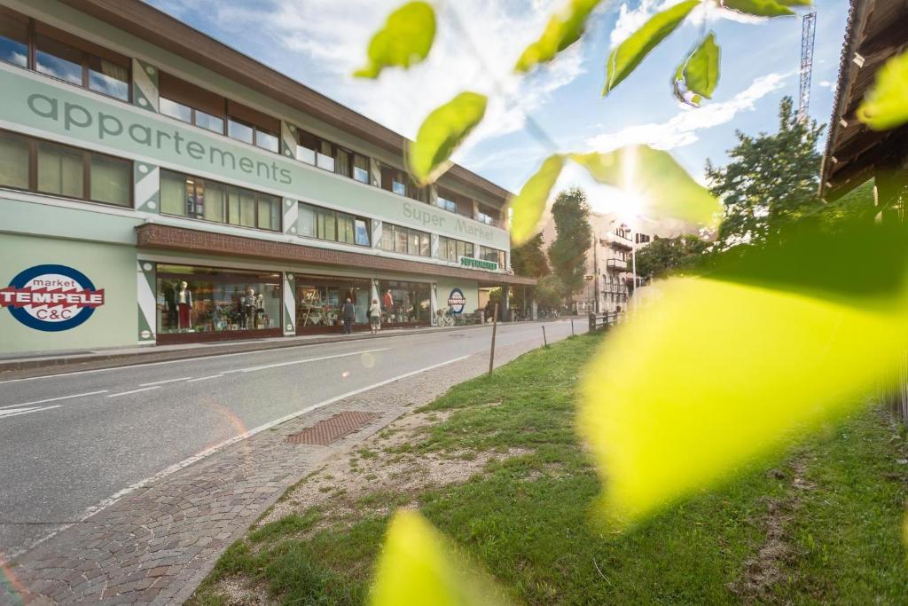 pusta ulica przed budynkiem w obiekcie Residence Tempele w mieście San Candido
