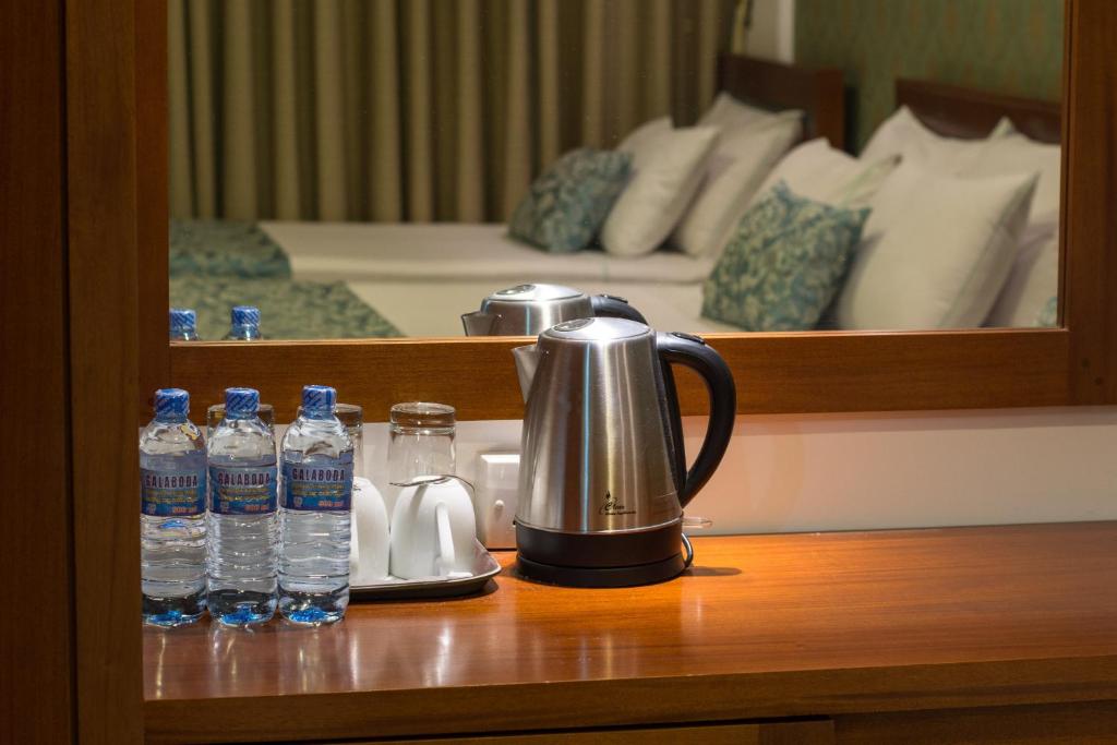 Příslušenství pro přípravu čaje a kávy v ubytování Ceyloni City Hotel