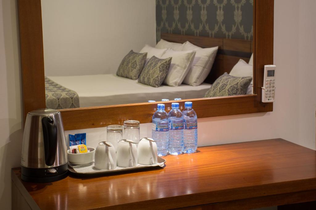 Postel nebo postele na pokoji v ubytování Ceyloni City Hotel