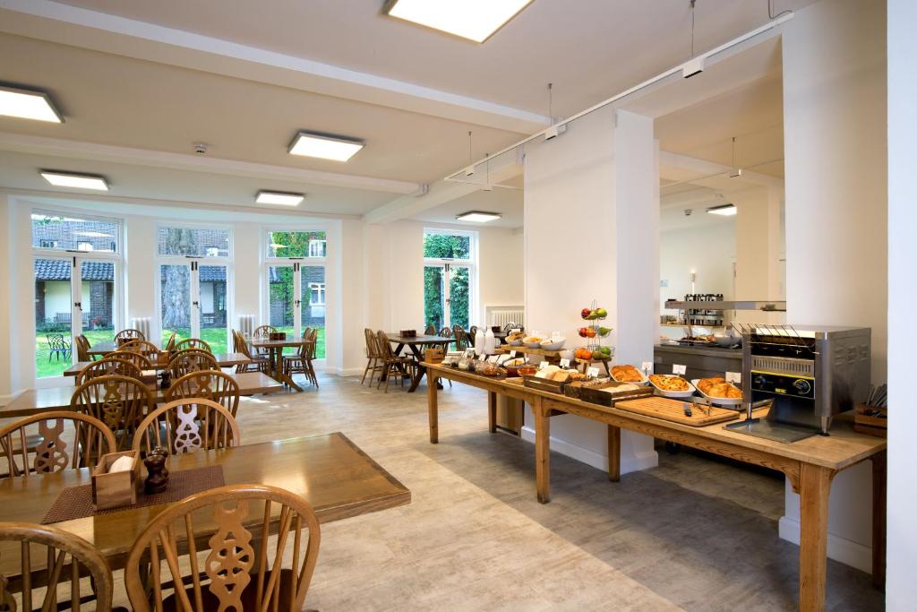 The Royal Foundation of St Katharine - Resim 19