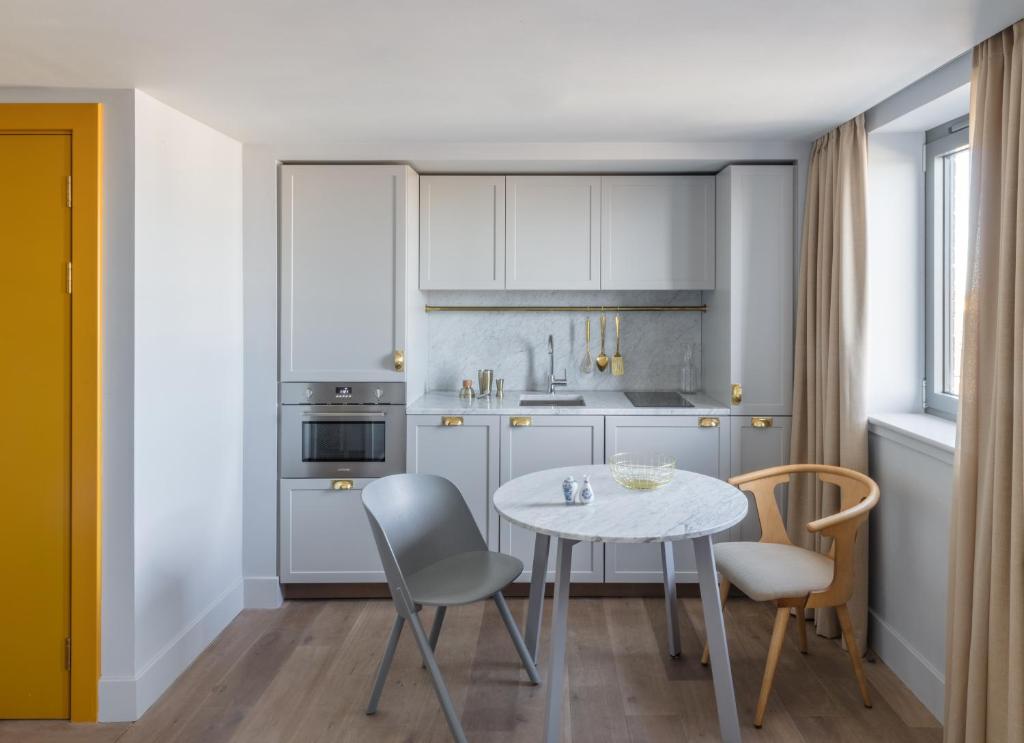 Eden Locke - Resim 24