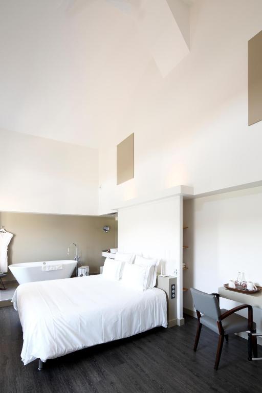 Postel nebo postele na pokoji v ubytování Auberge Du Paradis