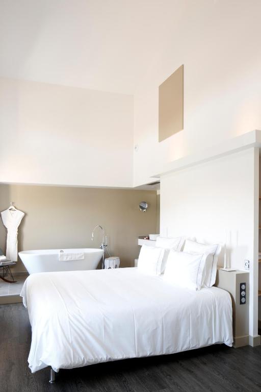 Postel nebo postele na pokoji v ubytování Auberge Du Paradis