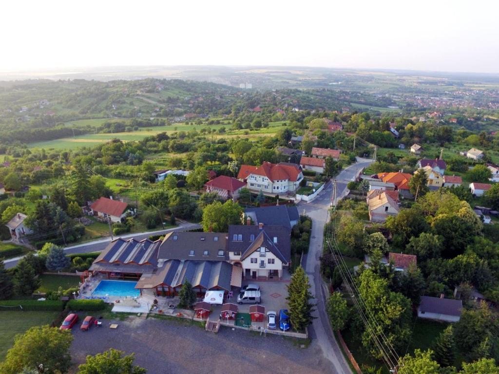una vista aérea de una casa grande con patio en Vándor Vigadó en Zalaegerszeg