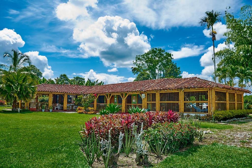 una casa con un jardín delante de ella en Finca Hotel La Negrita, en Montenegro