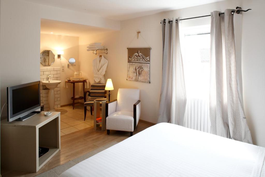 TV a/nebo společenská místnost v ubytování Auberge Du Paradis