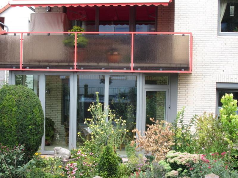 a house with a balcony on top of it at Apartment Freynik in Göttingen