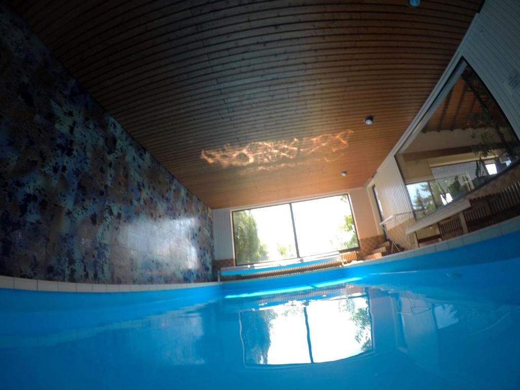 duży basen w domu z sufitem w obiekcie Villa-Fuldablick w mieście Morschen
