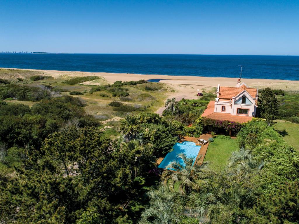 una vista aérea de una casa con piscina en Villa San Giovanni, en Punta del Este