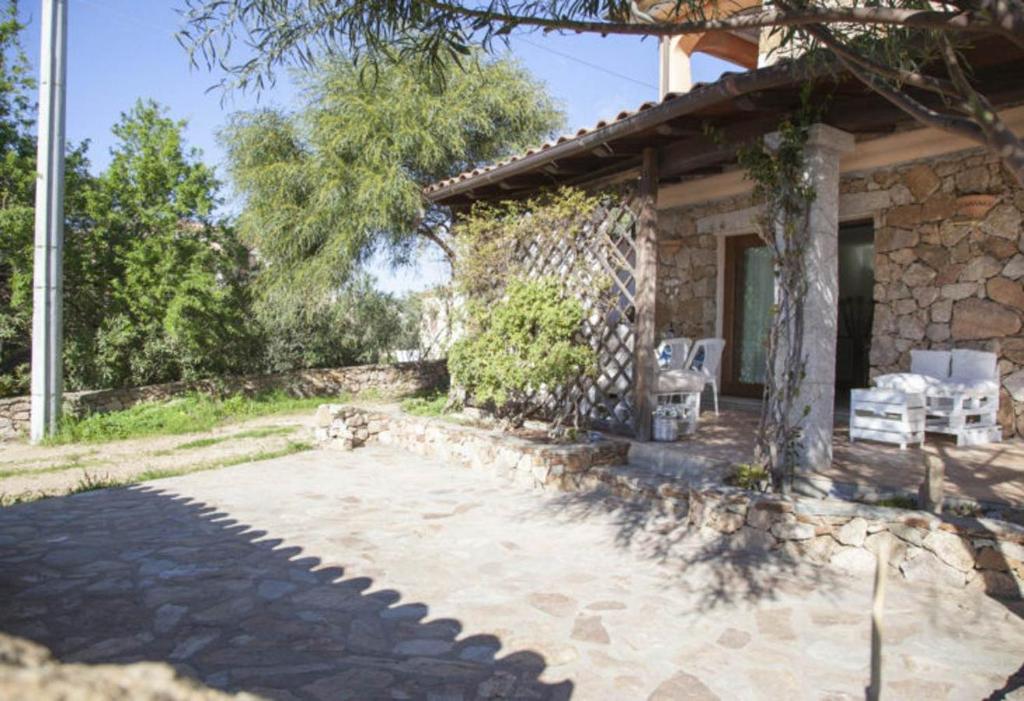 サン・テオドーロにあるIl Gelsominoの庭園とパティオ付きの石造りの家