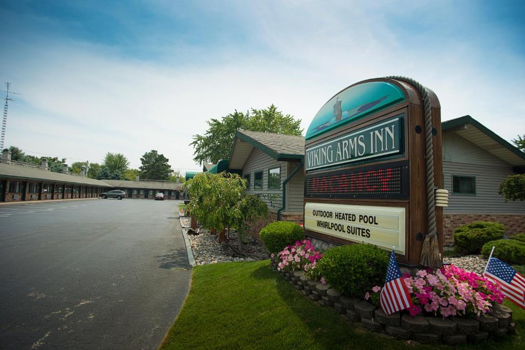 una señal para la posada ainois frente a un edificio en Viking Arms Inn - Ludington, en Ludington