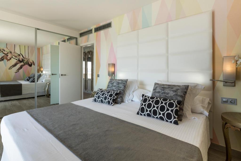 Postel nebo postele na pokoji v ubytování Ibiza Corso Hotel & Spa