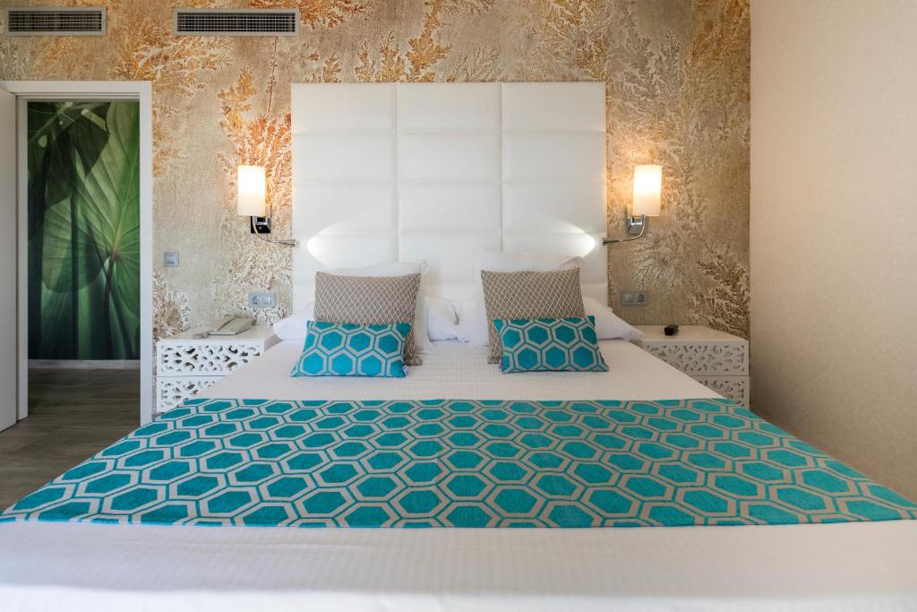 Postel nebo postele na pokoji v ubytování Ibiza Corso Hotel & Spa