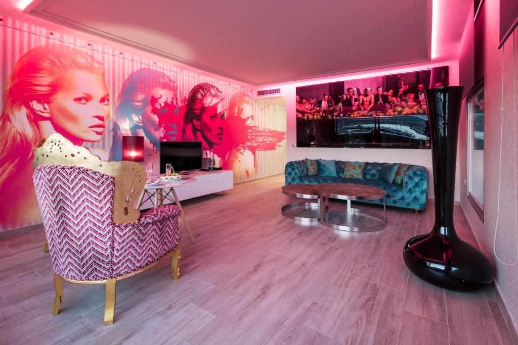 TV a/nebo společenská místnost v ubytování Ibiza Corso Hotel & Spa