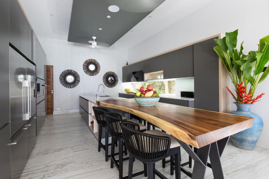 Kuchyň nebo kuchyňský kout v ubytování Moonstone - Samui's Premier Private Villa