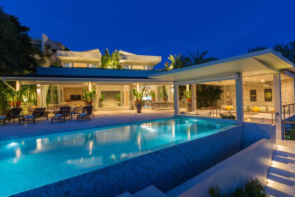 Bazén v ubytování Moonstone - Samui's Premier Private Villa nebo v jeho okolí