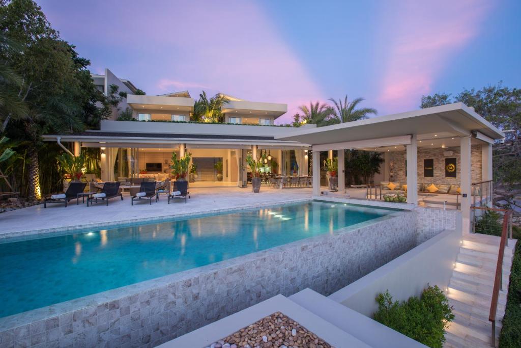 Bazén v ubytování Moonstone - Samui's Premier Private Villa nebo v jeho okolí