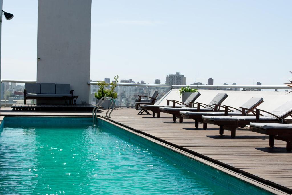 una piscina en la parte superior de un edificio en Hollywood Suites & Lofts en Buenos Aires