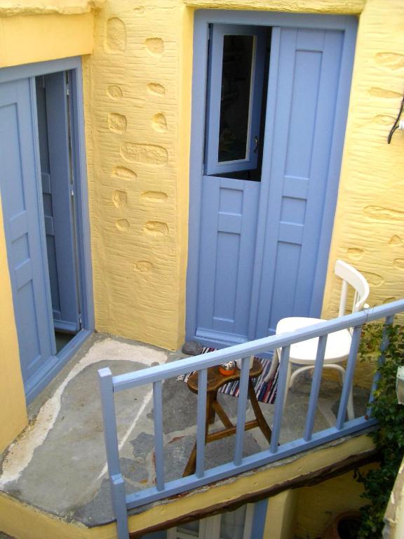 Fotografie z fotogalerie ubytování Traditional Medieval Stone house in "Ano Syros" v destinaci Ano Syros