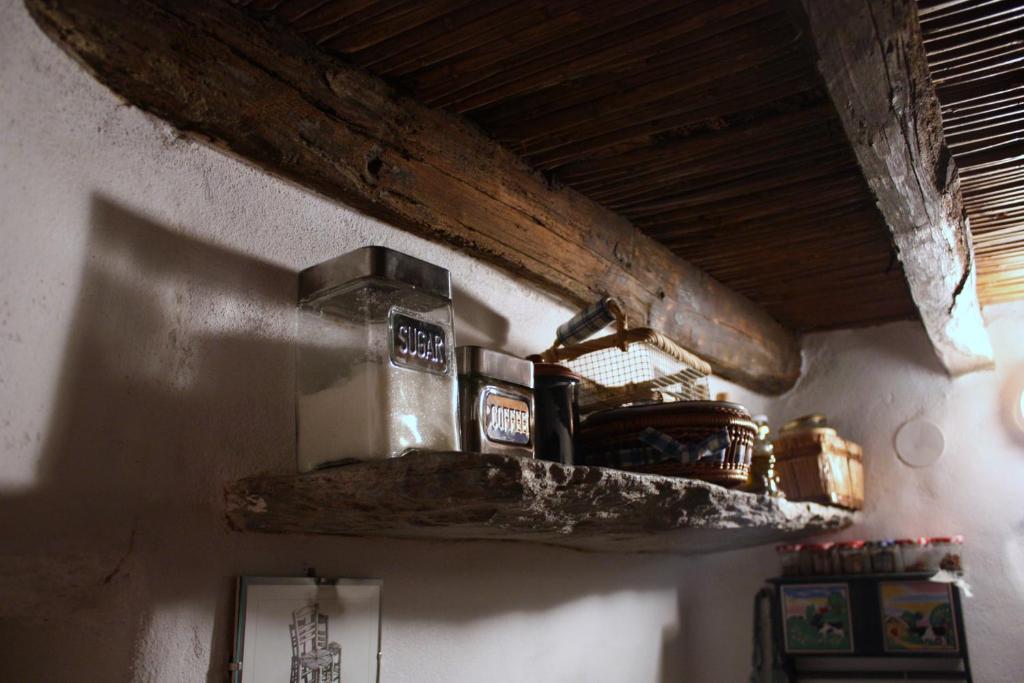 Fotografie z fotogalerie ubytování Traditional Medieval Stone house in "Ano Syros" v destinaci Ano Syros