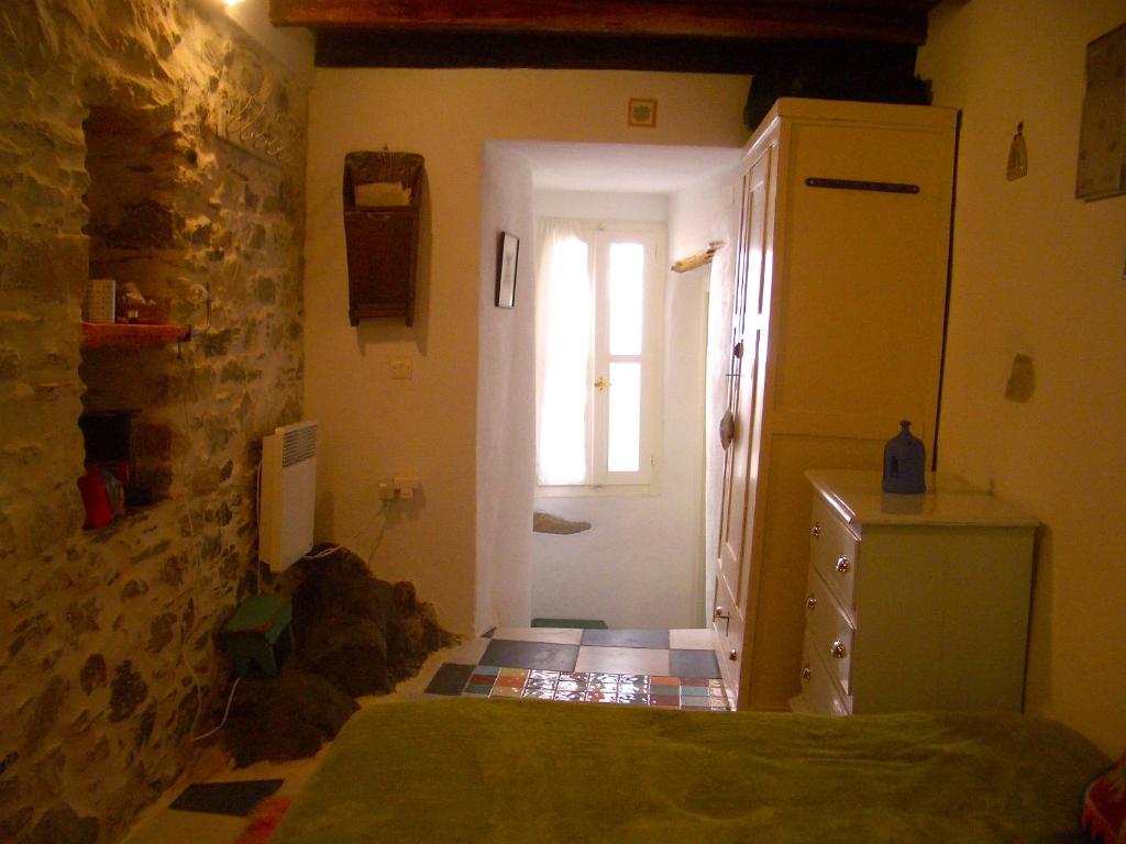 Postel nebo postele na pokoji v ubytování Traditional Medieval Stone house in "Ano Syros"