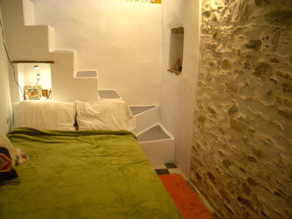Postel nebo postele na pokoji v ubytování Traditional Medieval Stone house in "Ano Syros"