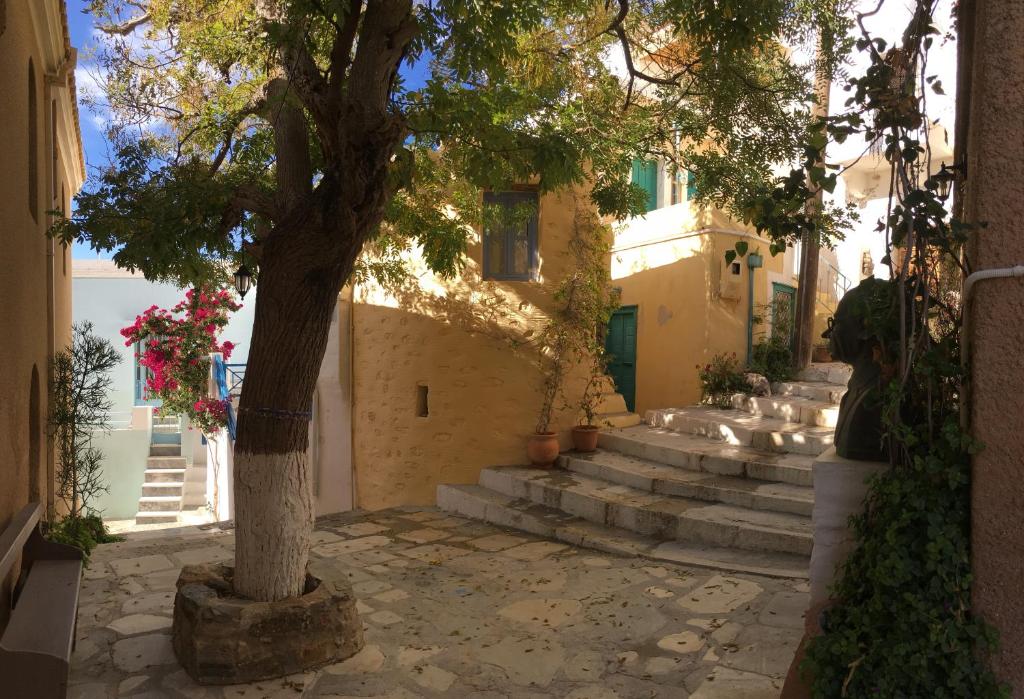 Fotografie z fotogalerie ubytování Traditional Medieval Stone house in "Ano Syros" v destinaci Ano Syros