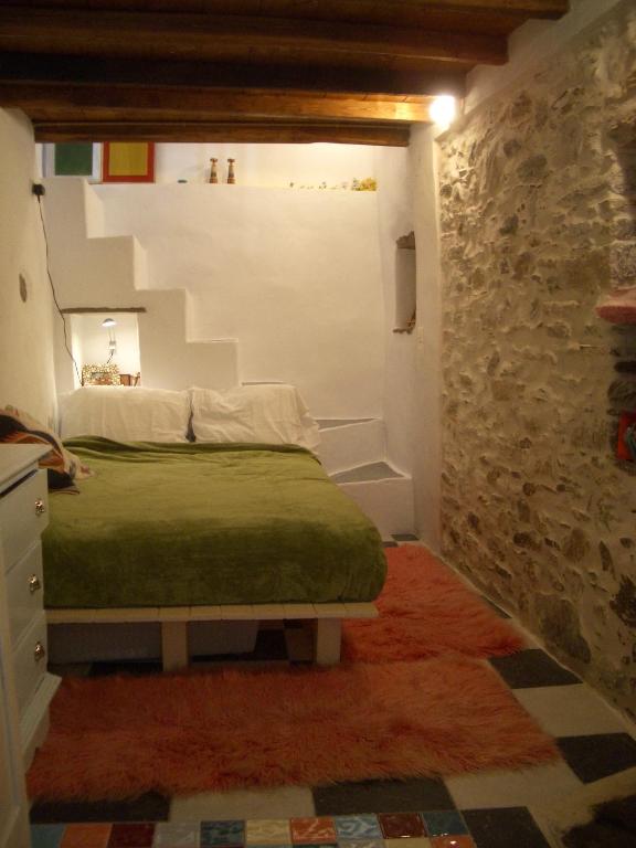 Postel nebo postele na pokoji v ubytování Traditional Medieval Stone house in "Ano Syros"